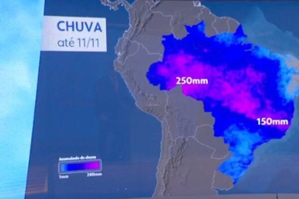 Mapa de previsão de chuva no Brasil com áreas de 150mm e 250mm, indicando o fenômeno ZCAS.