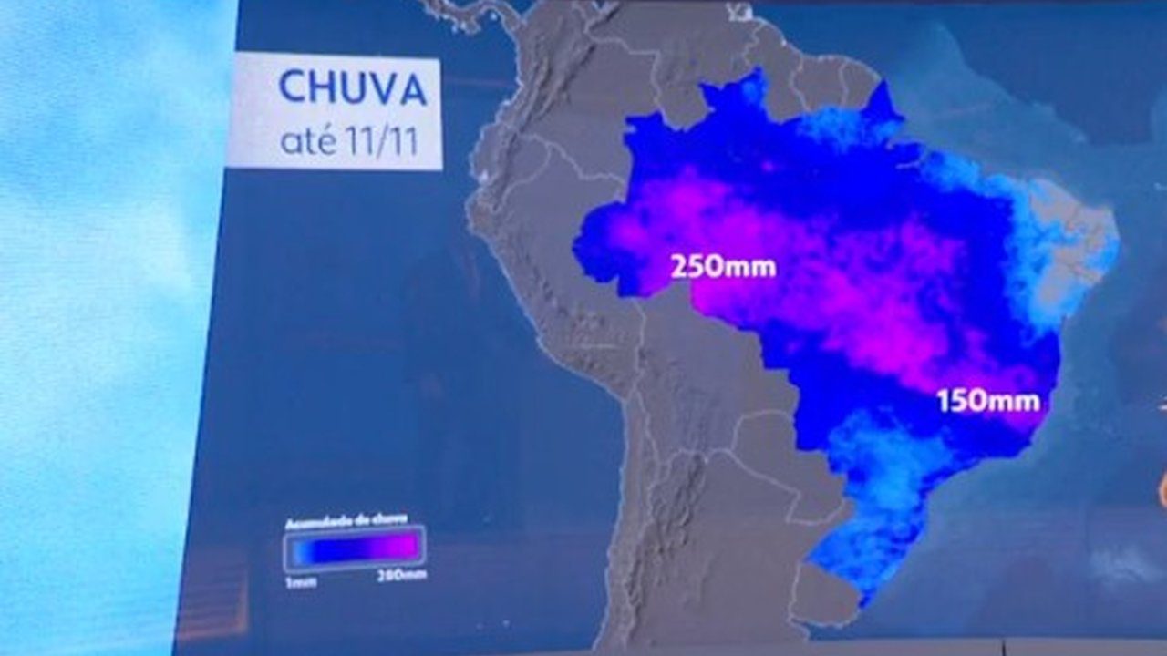 Mapa de previsão de chuva no Brasil com áreas de 150mm e 250mm, indicando o fenômeno ZCAS.