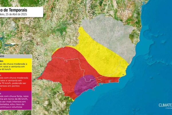 Mapa de risco de temporais no Brasil em 25 de abril de 2025, com áreas de atenção, alerta e perigo.