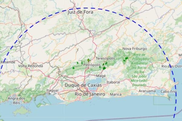 Mapa do Rio de Janeiro e interior com áreas de alerta de chuva e ventos fortes.