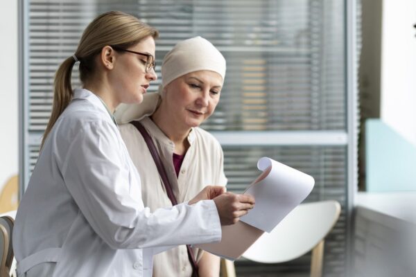 Médica mostrando resultados para paciente com câncer