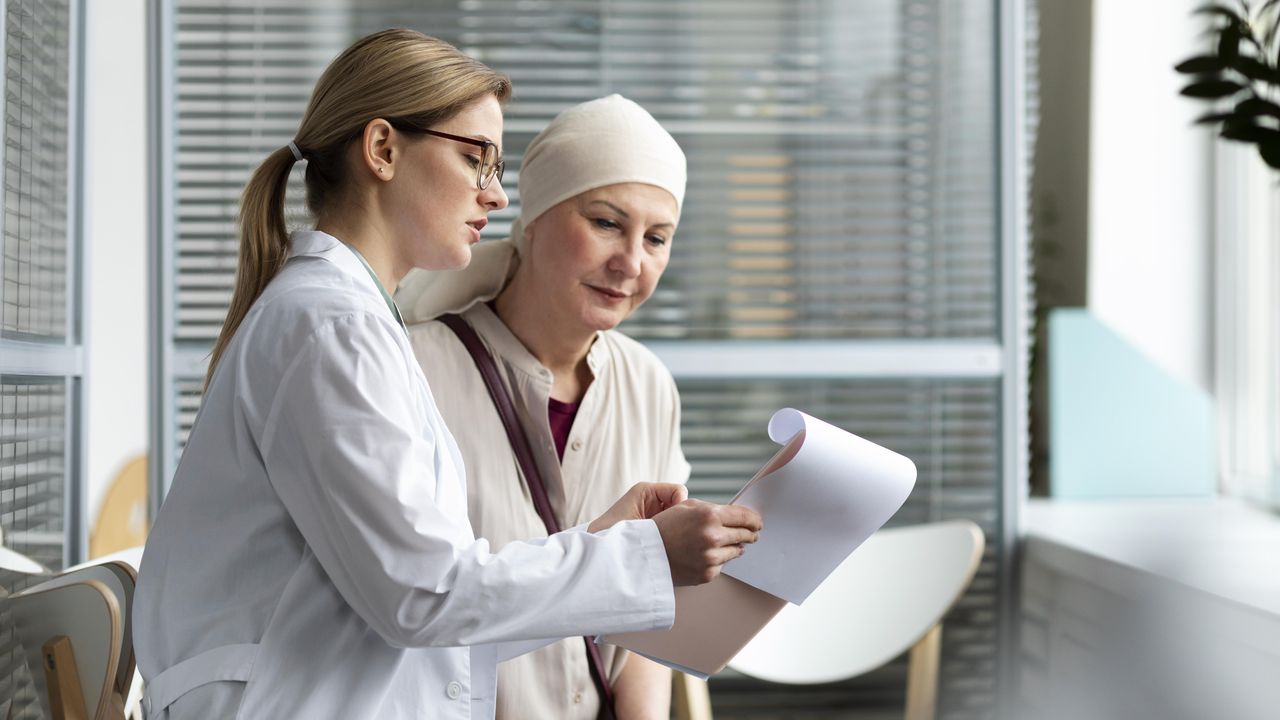 Médica mostrando resultados para paciente com câncer