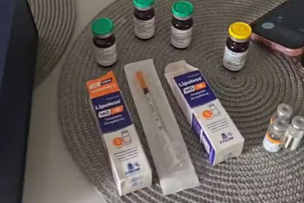 Medicamentos para diabetes apreendidos, incluindo frascos e embalagens de Lipoless MD.