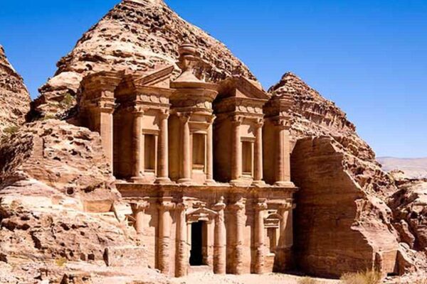 Mosteiro na antiga cidade de Petra, Jordânia, esculpido na rocha.