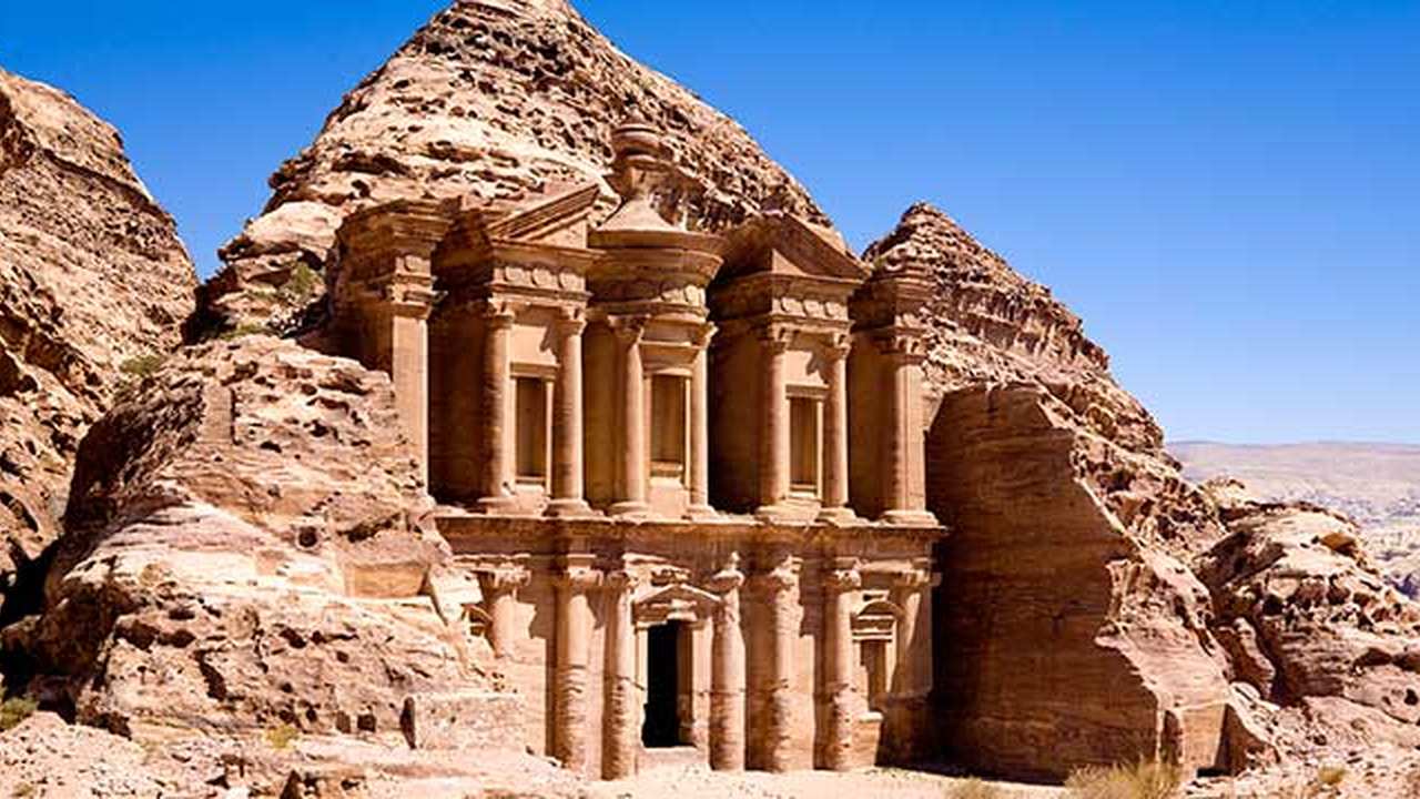 Mosteiro na antiga cidade de Petra, Jordânia, esculpido na rocha.