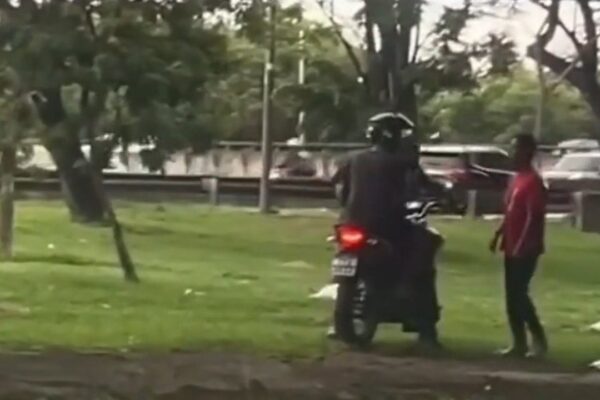 Motoboy recupera celular roubado no Rio de Janeiro