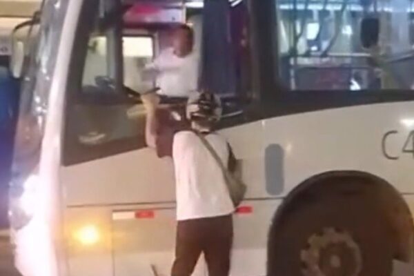 Motociclista e motorista de ônibus em conflito na Avenida Ataulfo de Paiva.