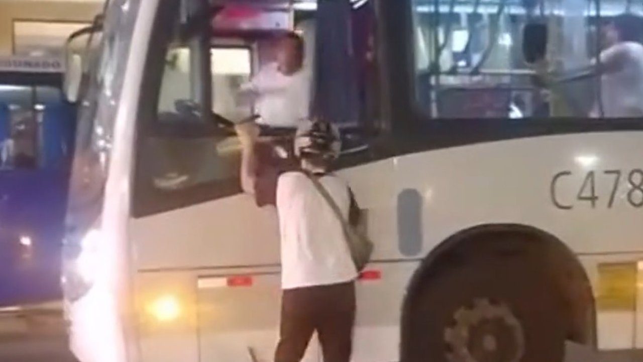 Motociclista e motorista de ônibus em conflito na Avenida Ataulfo de Paiva.