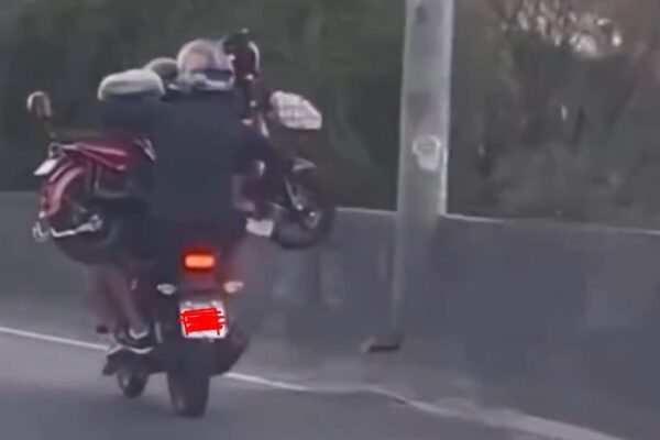 Motociclista empinando moto elétrica na Barra da Tijuca, Rio de Janeiro