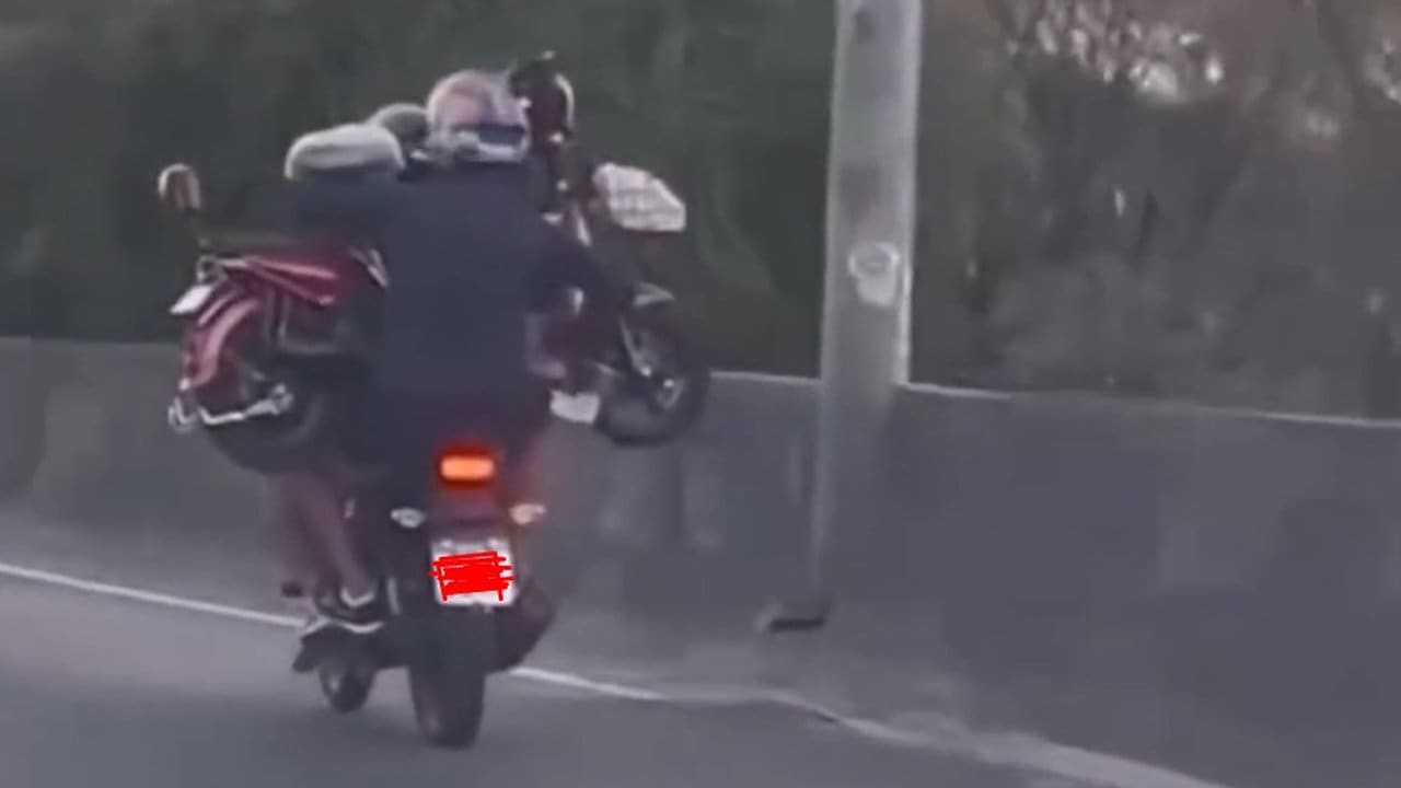 Motociclista empinando moto elétrica na Barra da Tijuca, Rio de Janeiro