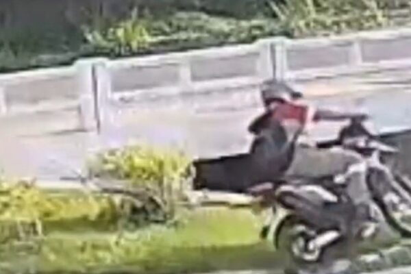 Motociclista quase caindo em rio em Nova Friburgo