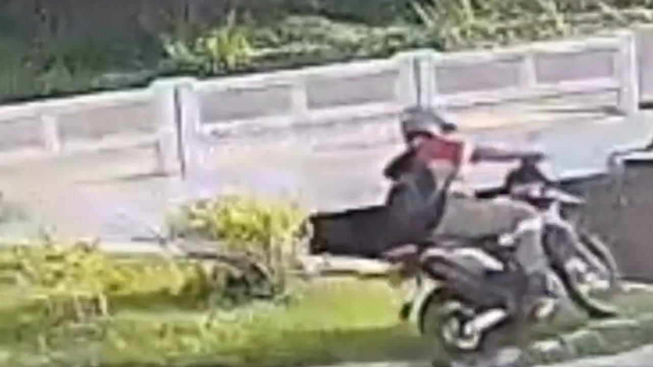 Motociclista quase caindo em rio em Nova Friburgo