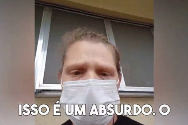 Mulher de máscara faz apelo por doações de sangue para paciente com leucemia em Nova Friburgo.