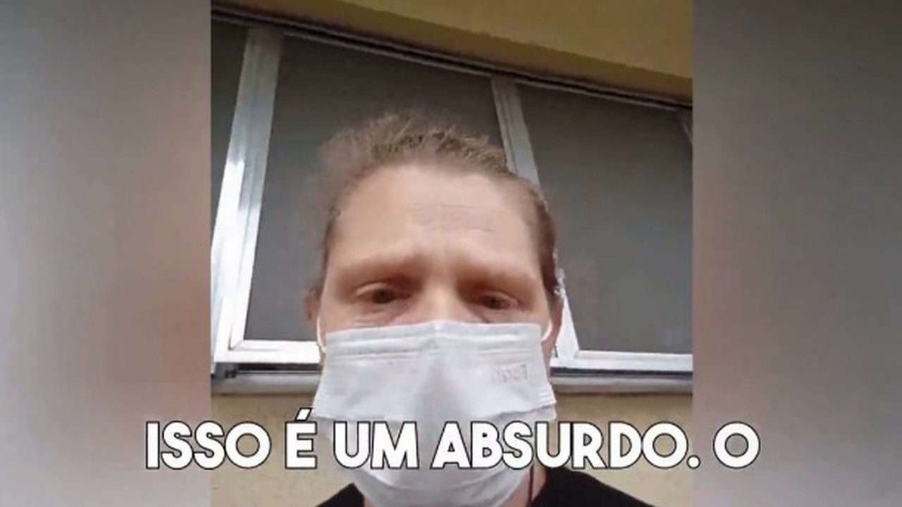 Mulher de máscara faz apelo por doações de sangue para paciente com leucemia em Nova Friburgo.