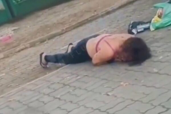 Mulher no chão após ataque de abelhas em Três Rios.