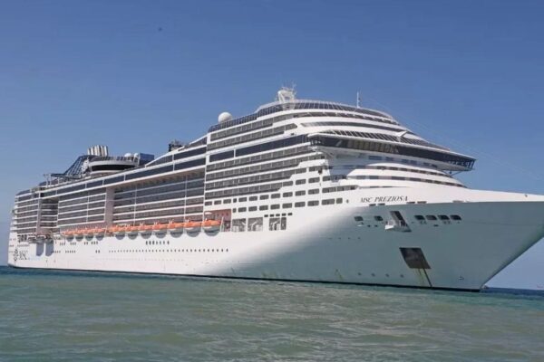 Navio de cruzeiro MSC Preziosa em Búzios, Rio de Janeiro.