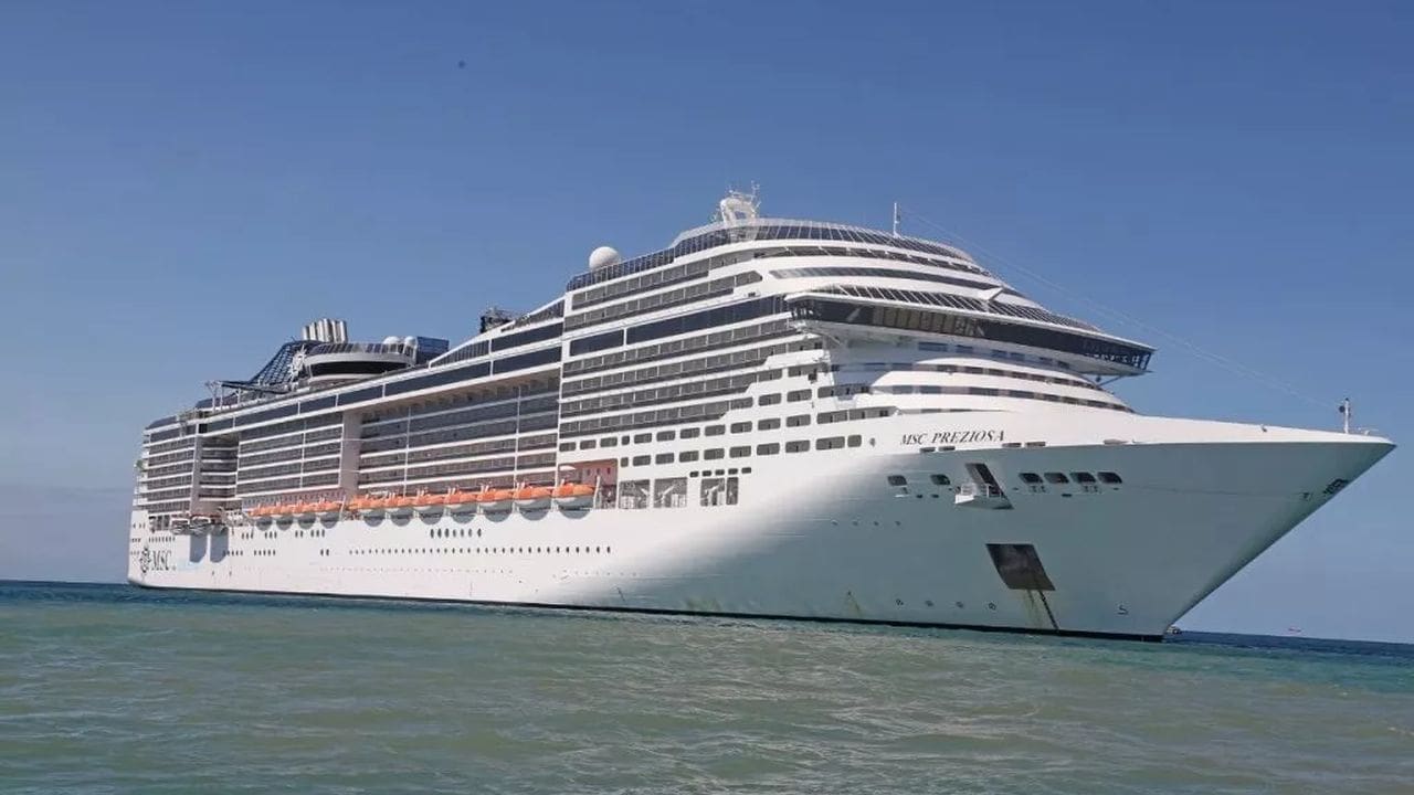 Navio de cruzeiro MSC Preziosa em Búzios, Rio de Janeiro.