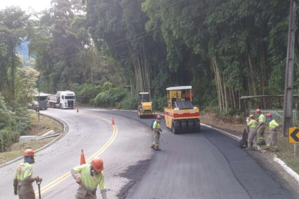Obras de restauração na Serra dos Três Picos, Cachoeiras de Macacu, com máquinas e trabalhadores.