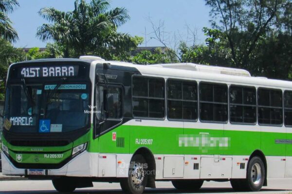 Ônibus 415T Barra no Rio de Janeiro com letreiro digital.