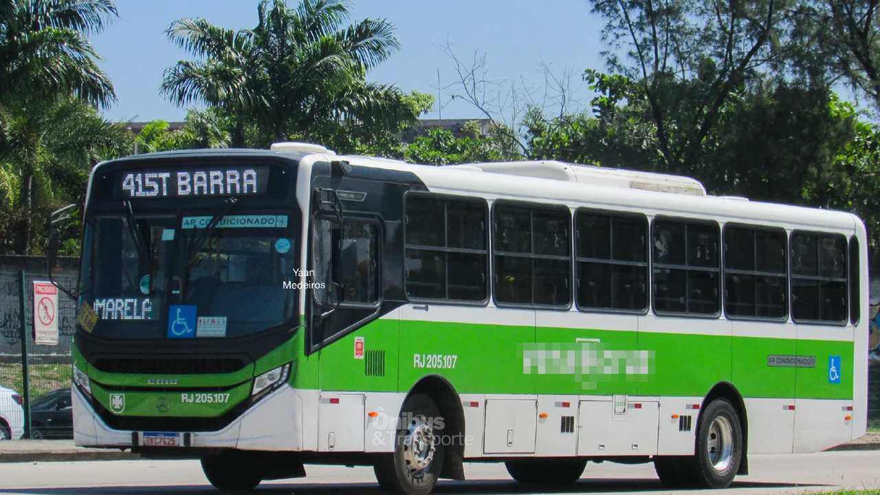 Ônibus 415T Barra no Rio de Janeiro com letreiro digital.