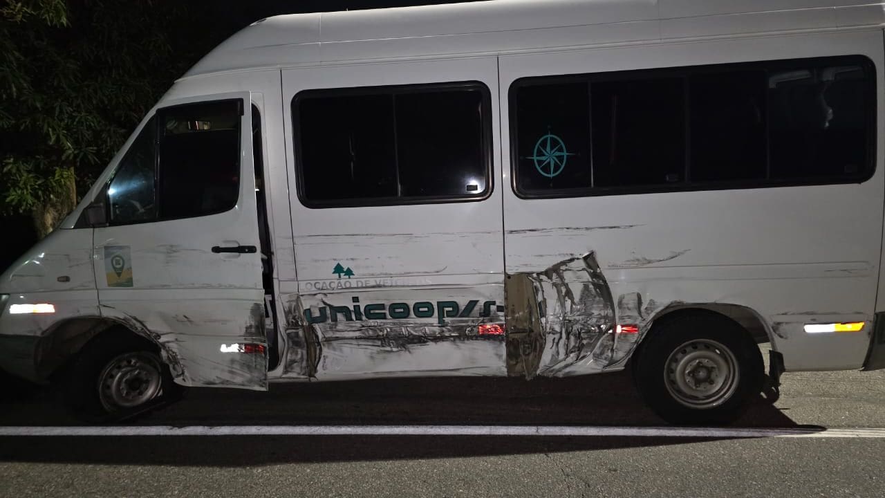 Ônibus branco danificado após acidente na RJ-116.