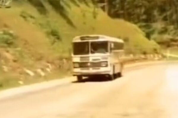 Ônibus branco em estrada de terra na Nova Friburgo antiga.