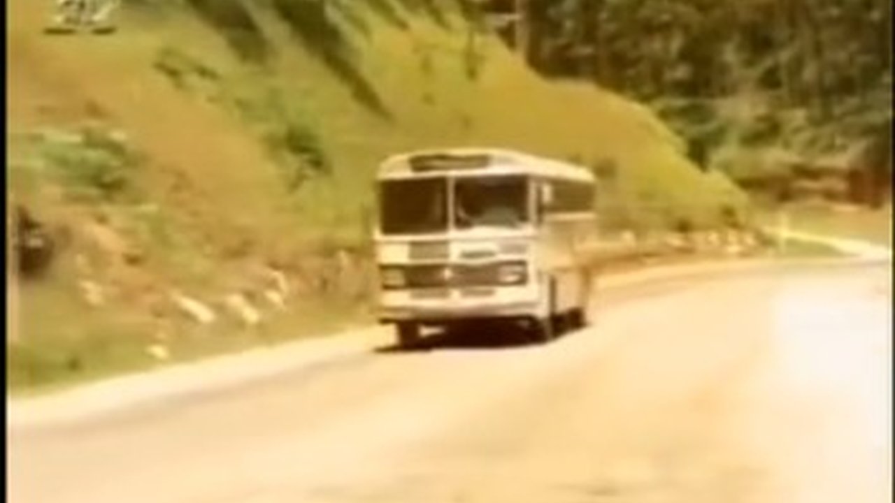 Ônibus branco em estrada de terra na Nova Friburgo antiga.
