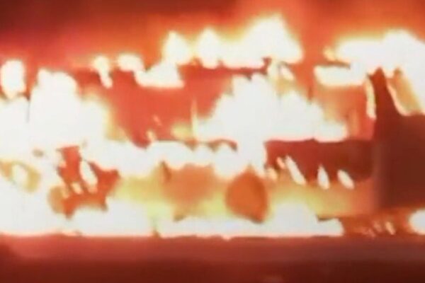 Ônibus em chamas na Barra da Tijuca, Rio de Janeiro. Incêndio na madrugada.