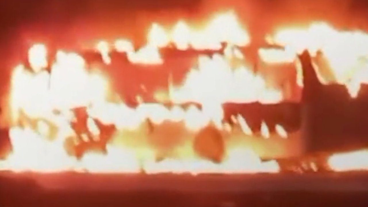 Ônibus em chamas na Barra da Tijuca, Rio de Janeiro. Incêndio na madrugada.