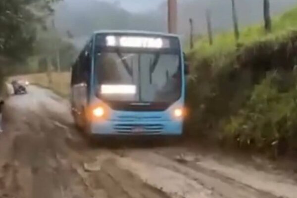 Ônibus em estrada de terra lamacenta no Alto do Schuenck, Nova Friburgo. Moradores cobram melhorias.