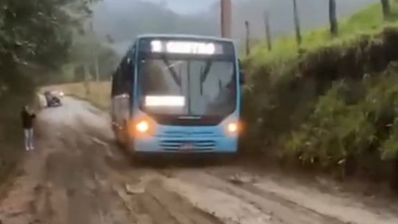 Ônibus em estrada de terra lamacenta no Alto do Schuenck, Nova Friburgo. Moradores cobram melhorias.