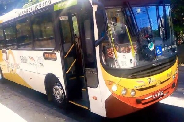Ônibus no Rio de Janeiro com aviso de ar condicionado e acessibilidade para cadeirantes.