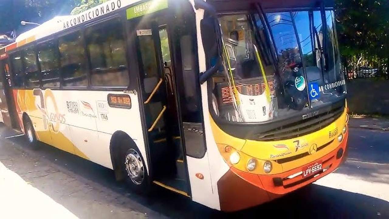 Ônibus no Rio de Janeiro com aviso de ar condicionado e acessibilidade para cadeirantes.
