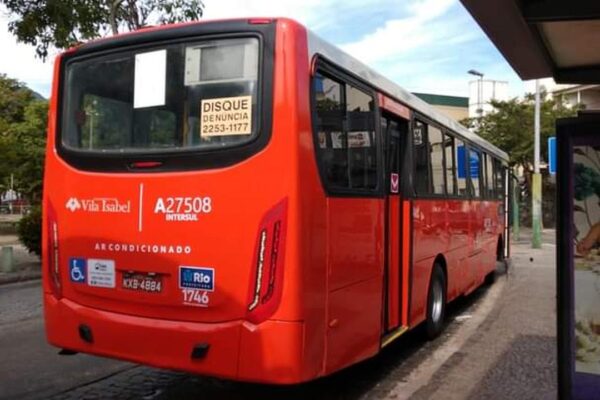 Ônibus vermelho da Vila Isabel em greve no Rio de Janeiro