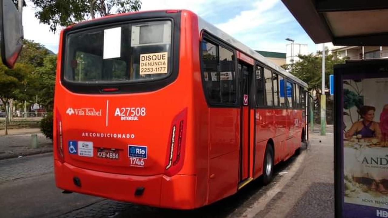 Ônibus vermelho da Vila Isabel em greve no Rio de Janeiro