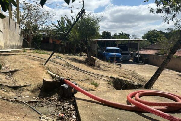 Operação em Saquarema desarticula captação ilegal de água. Caminhão e mangueira vermelha.