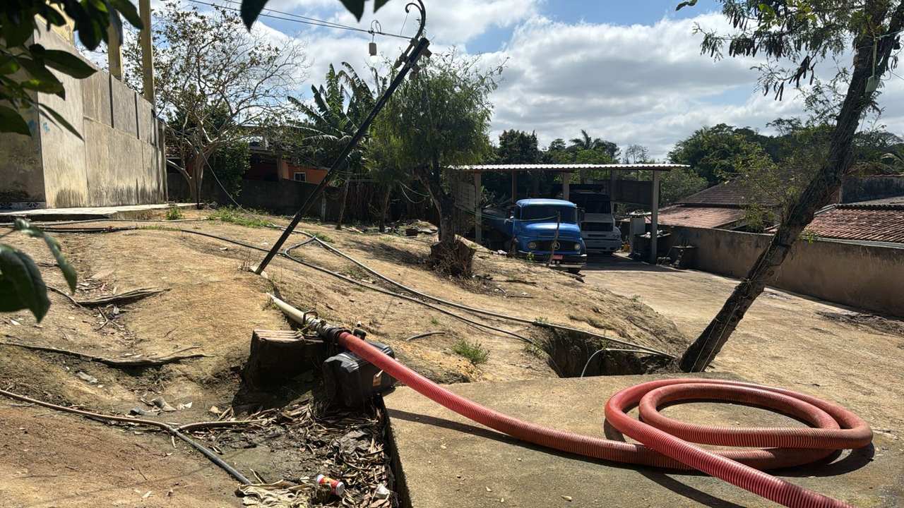 Operação em Saquarema desarticula captação ilegal de água. Caminhão e mangueira vermelha.