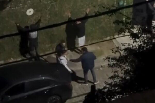 Operação policial na casa do rapper Oruam termina em confusão no Joá, Rio de Janeiro.