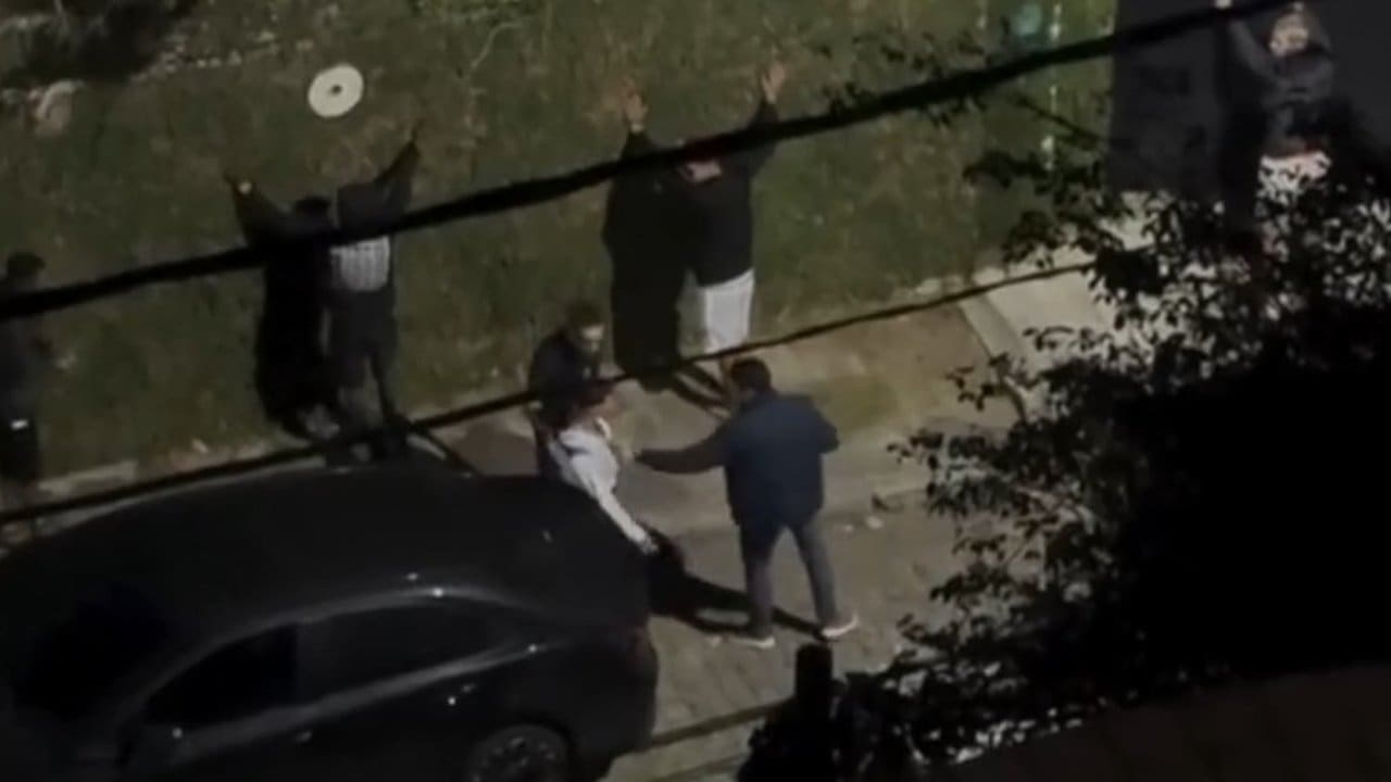 Operação policial na casa do rapper Oruam termina em confusão no Joá, Rio de Janeiro.
