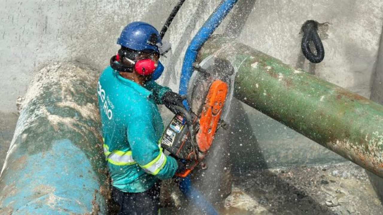 Operário corta cano em estação de tratamento de água