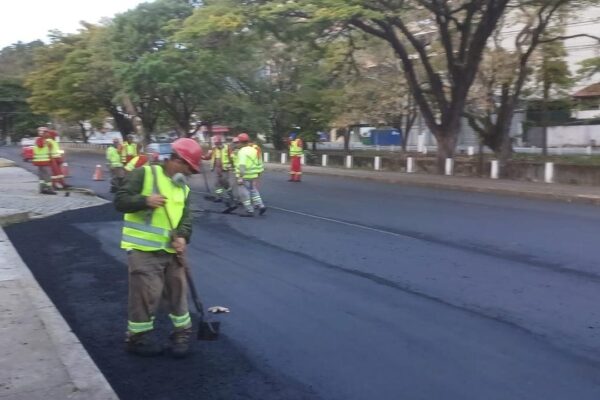 Operários trabalhando na pavimentação da RJ-116 em Nova Friburgo