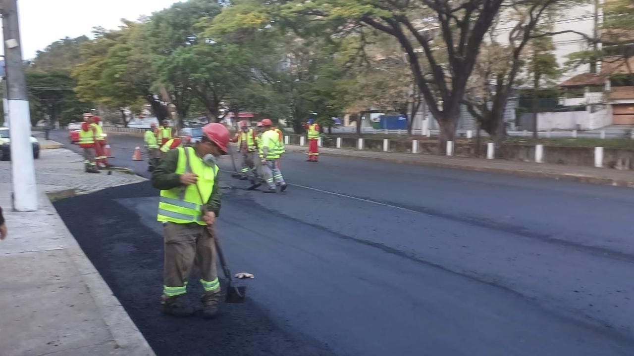 Operários trabalhando na pavimentação da RJ-116 em Nova Friburgo