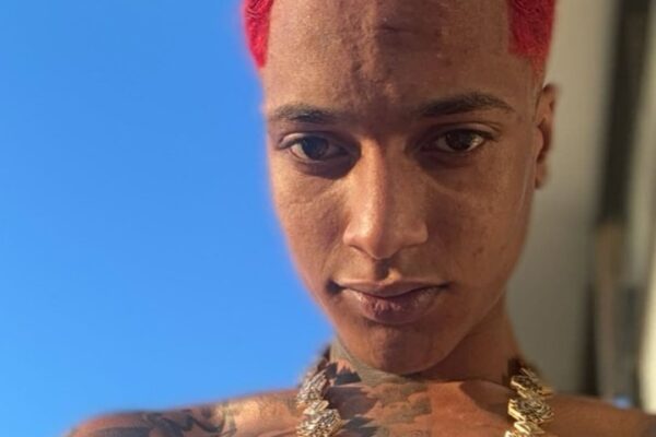 Oruam com cabelo vermelho e colar dourado, foto em redes sociais.