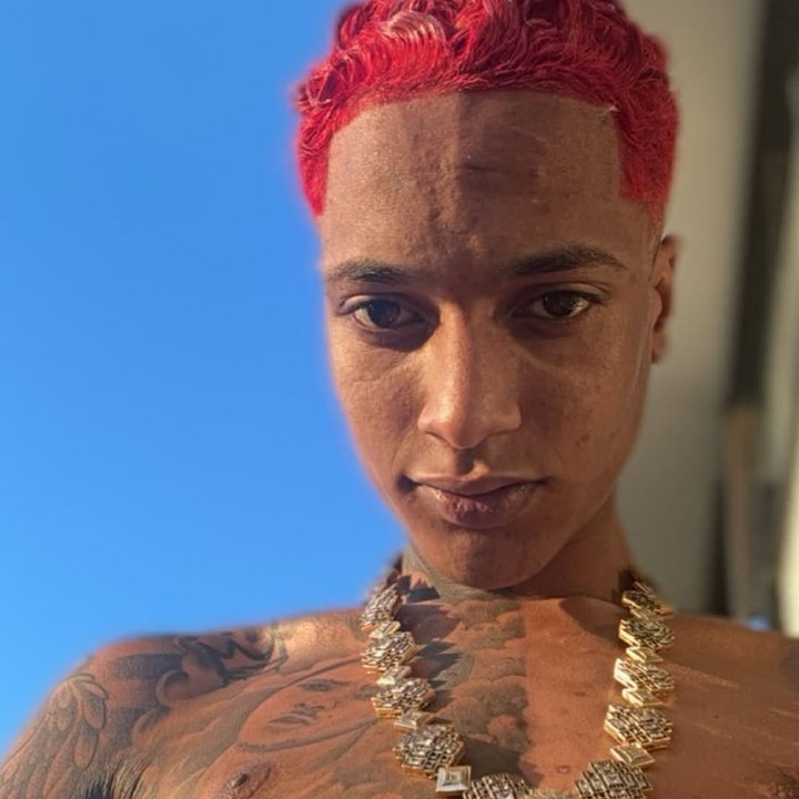 Oruam com cabelo vermelho e colar dourado, foto em redes sociais.