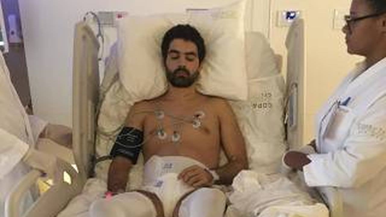 Paciente em leito hospitalar com eletrodos e monitoramento, possivelmente recebendo tratamento.