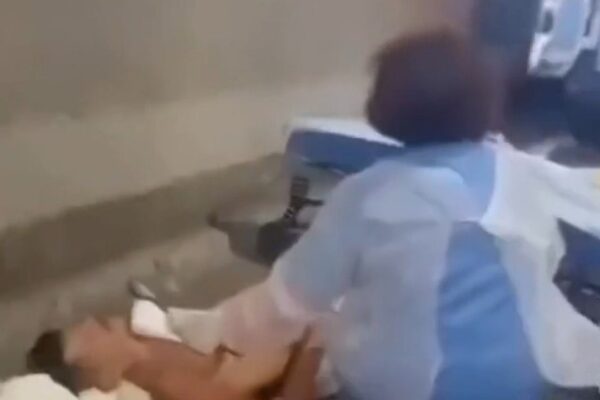Paciente sendo socorrido após pular de ambulância em túnel no Rio de Janeiro.