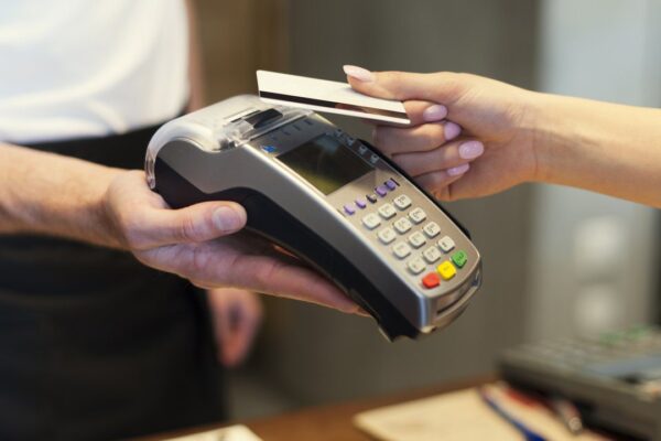Pagamento com cartão de crédito em um terminal POS.
