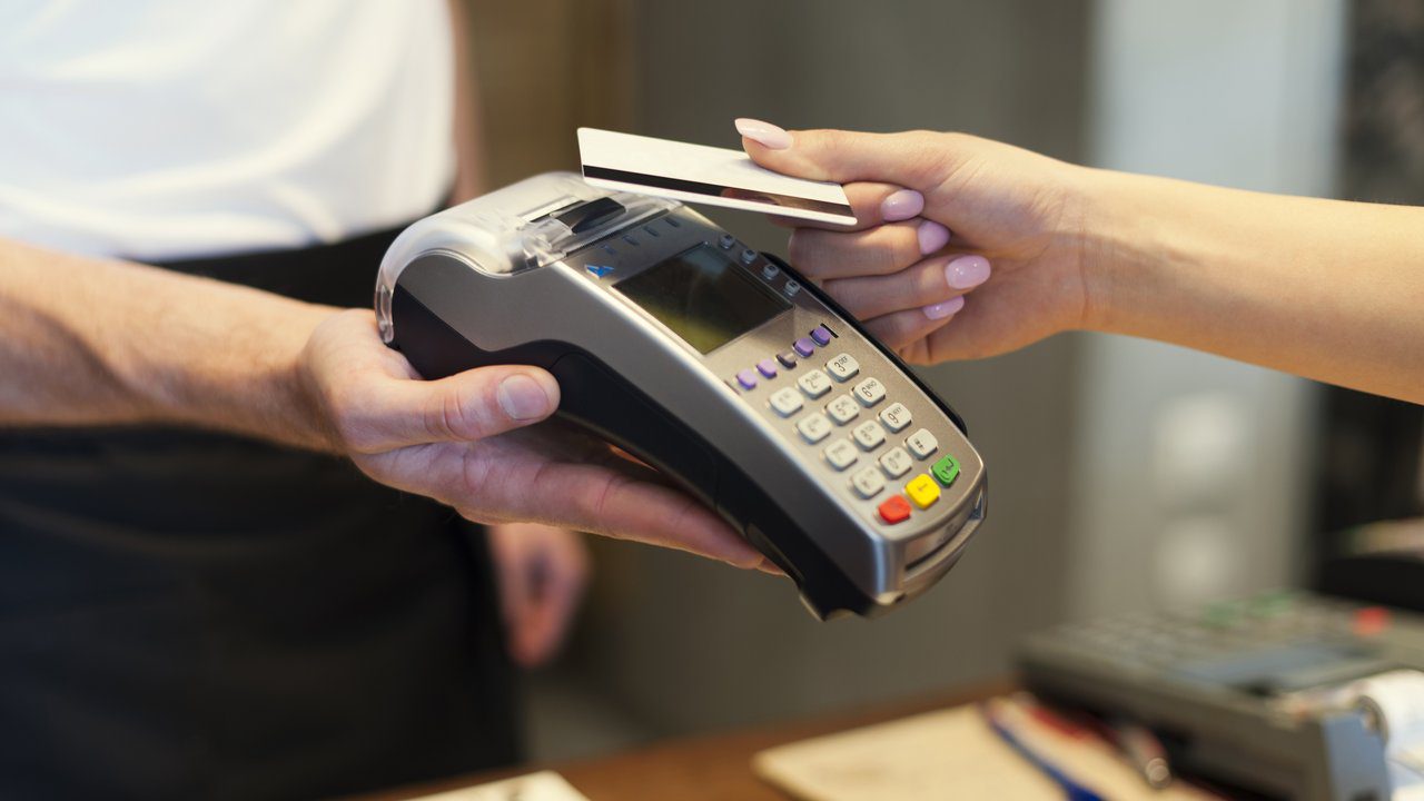 Pagamento com cartão de crédito em um terminal POS.