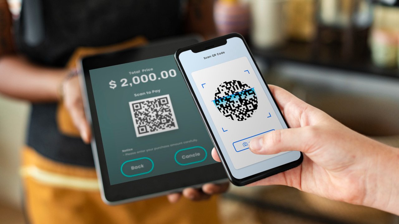 Pagamento com QR code: celular escaneando código em tablet para transação de $2.000.