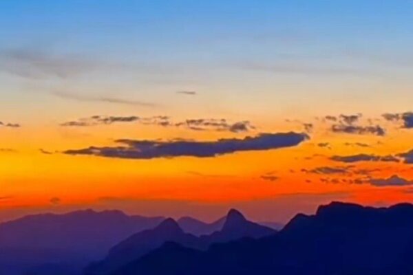 Paisagem deslumbrante do pôr do sol nos Três Picos, Nova Friburgo